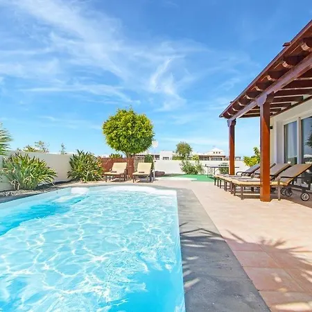 In Playa Blanca Sleeps 8 Includes Swimming Pool Air Con And Wifi 4 Villa *